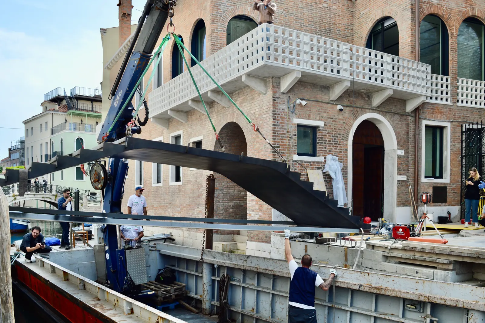 Il varo degli elementi sopra il canale