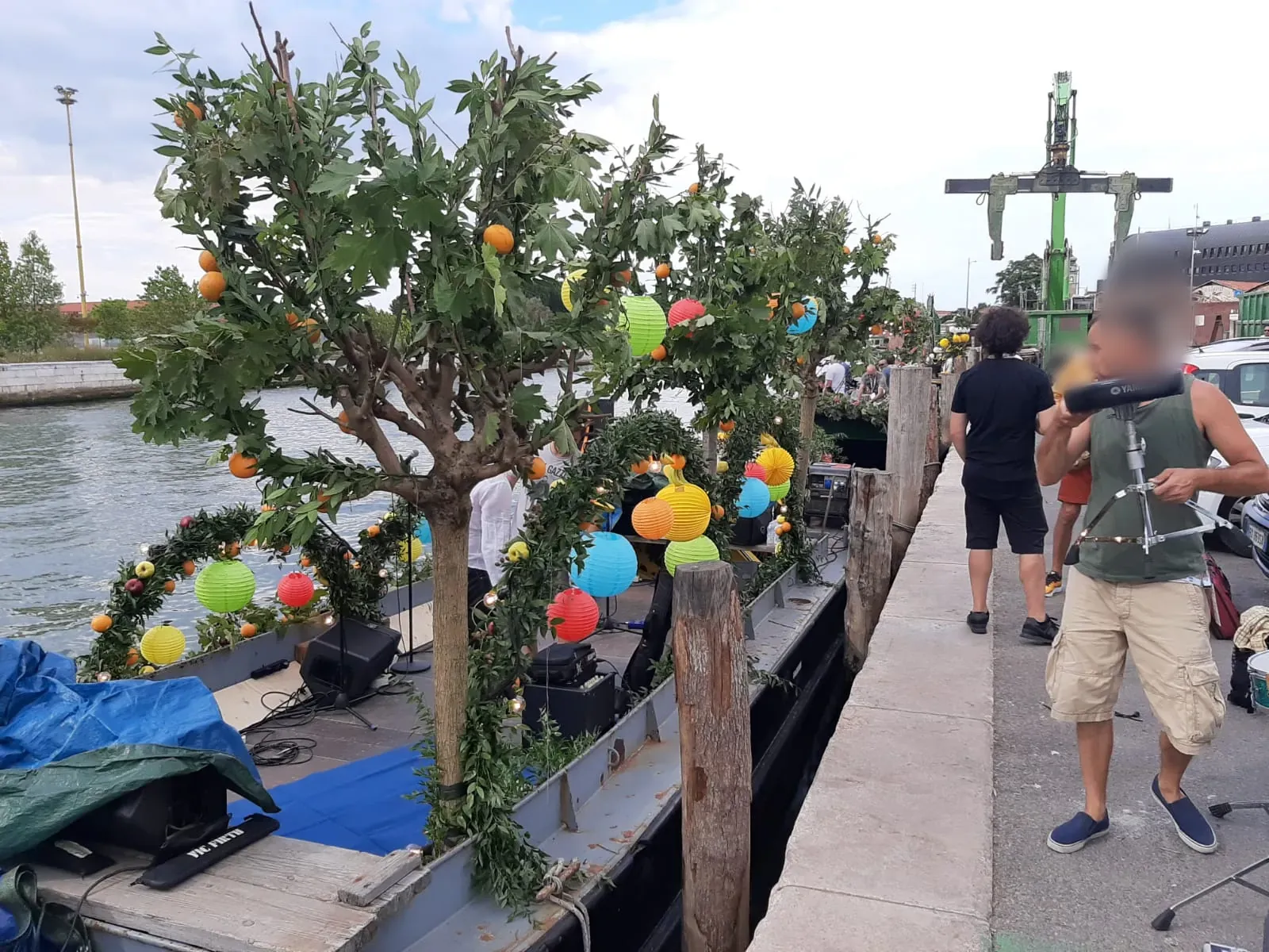 Alberi e lampioncini: si monta il palco in barca