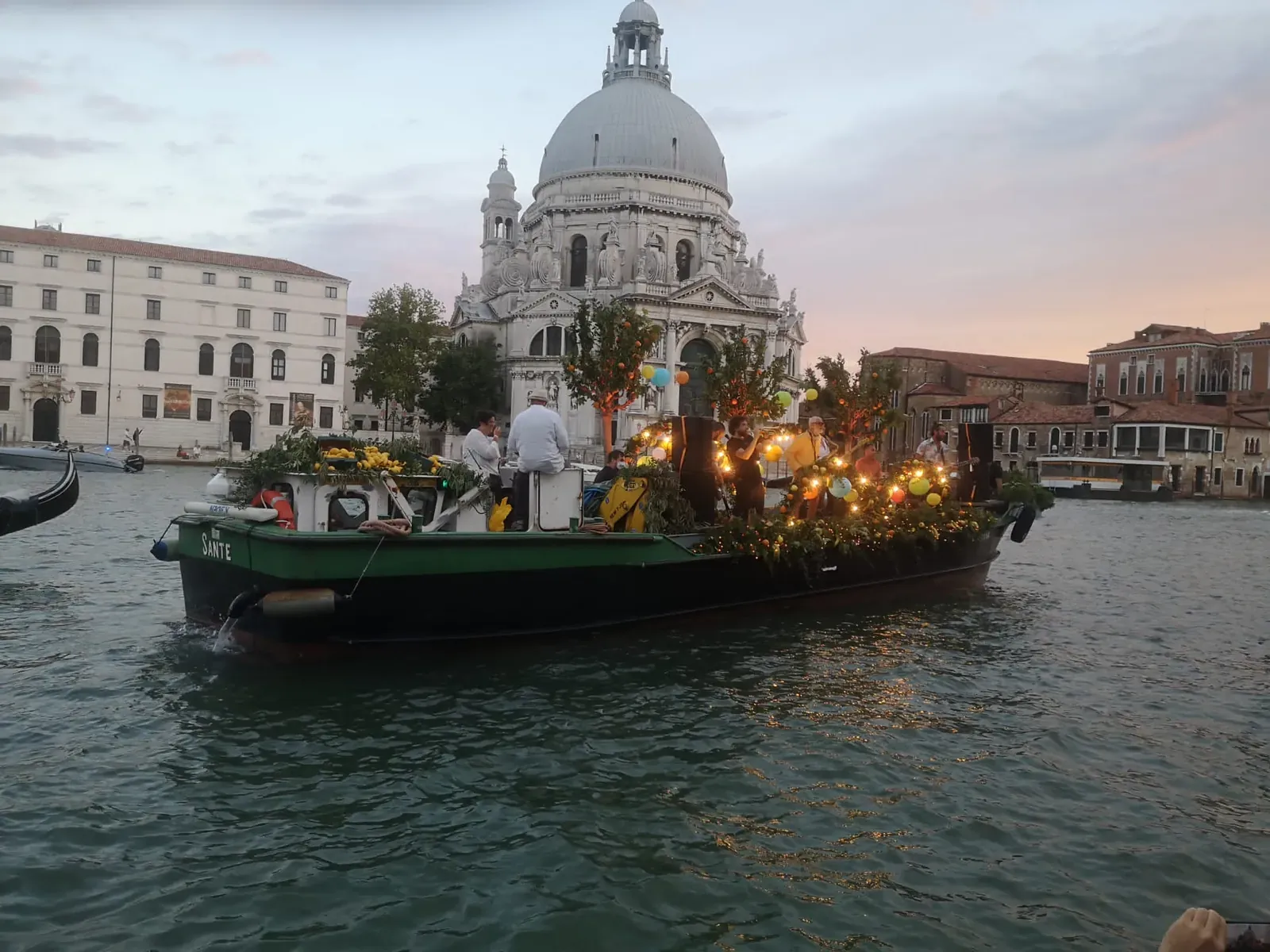 La barca illuminata davanti alla Salute · 2020