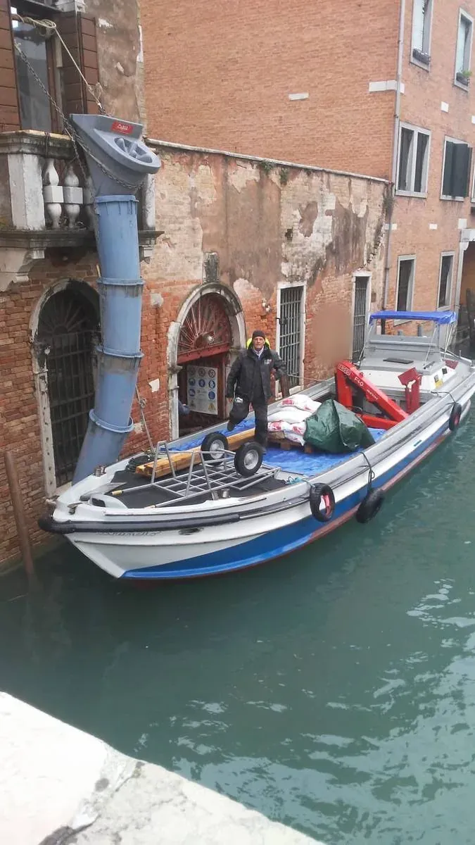 Consegna con la gru di bordo in un rio