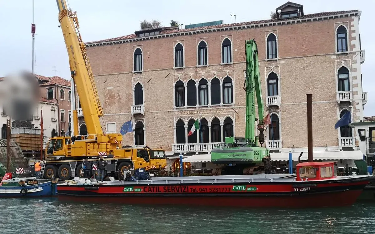 Una gru e un escavatore lungo il Canal Grande