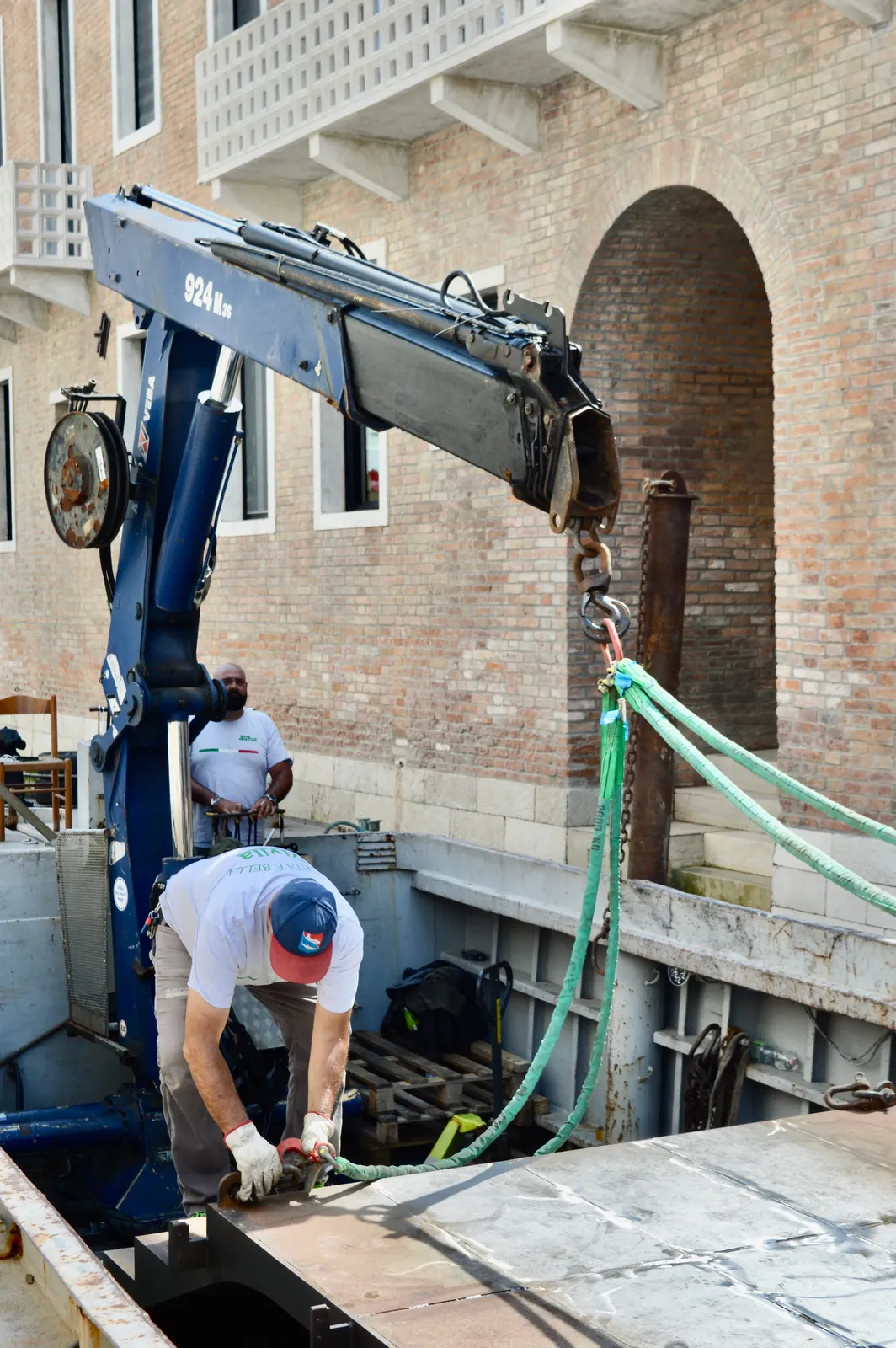 Gli elementi in acciaio del ponte, pronti al tiro